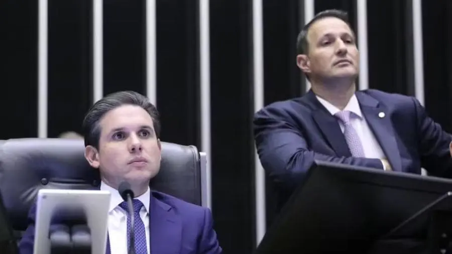 O presidente da C&acirc;mara, Hugo Motta (Republicanos-PB), e o deputado Guilherme Derrite (PP-SP). &mdash; Foto: Kayo Magalh&atilde;es/C&acirc;mara dos Deputados