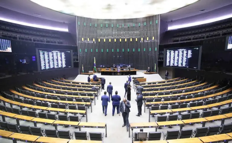 Plenário inicia a Ordem do Dia e analisa requerimentos de urgência; acompanhe