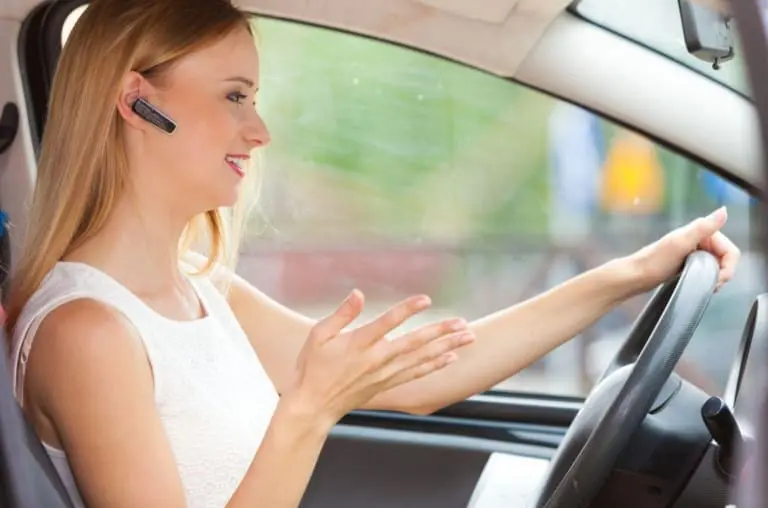 Pode dirigir usando fones de ouvido? O que diz a lei?