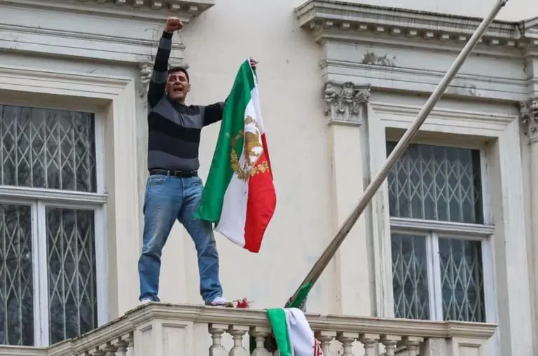 Por que a bandeira do leão e sol voltou aos protestos no Irã?