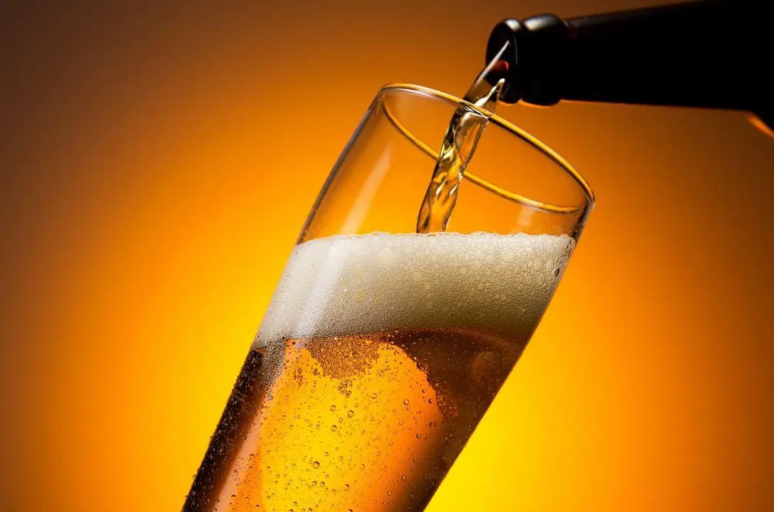 Por que a cor da espuma de qualquer líquido é branca? A ciência explica