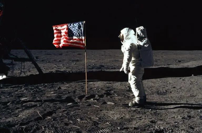 Por que a pegada de Neil Armstrong é diferente?