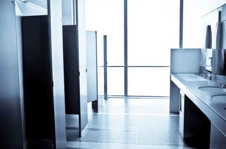 Por que as portas dos banheiros públicos não vão até o chão? Descubra a verdadeira razão