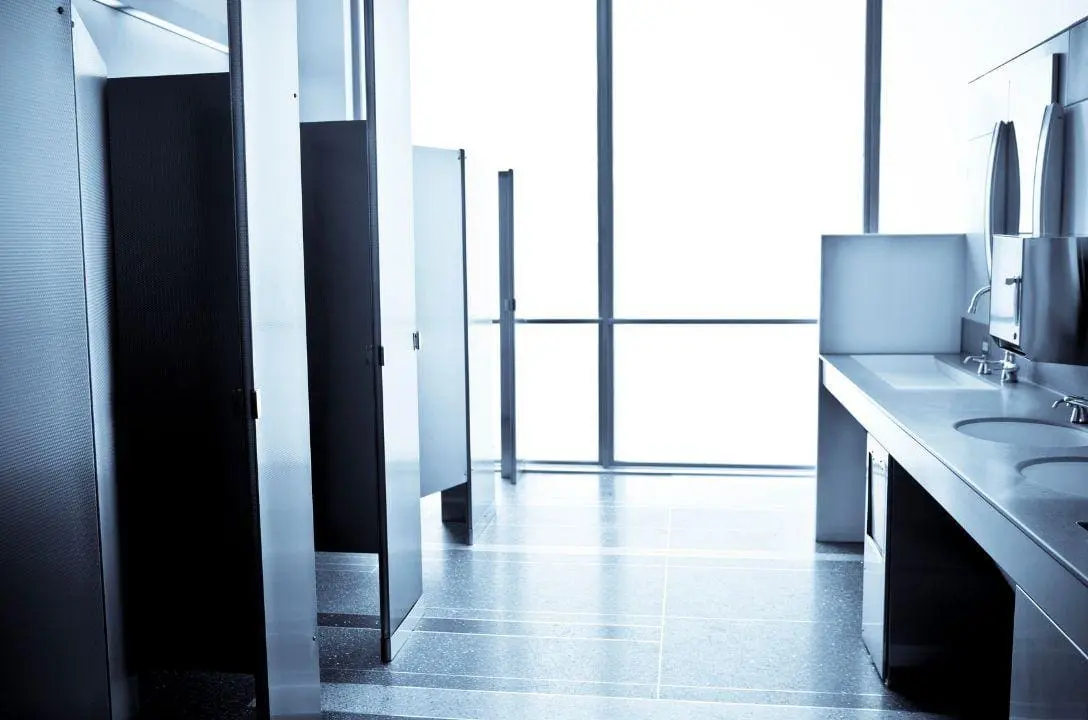 Por que as portas dos banheiros públicos não vão até o chão? Descubra a verdadeira razão