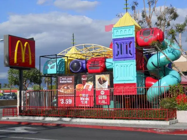 POR QUE NÃO EXISTEM MAIS 'PARQUINHOS' NOS MCDONALD'S?
