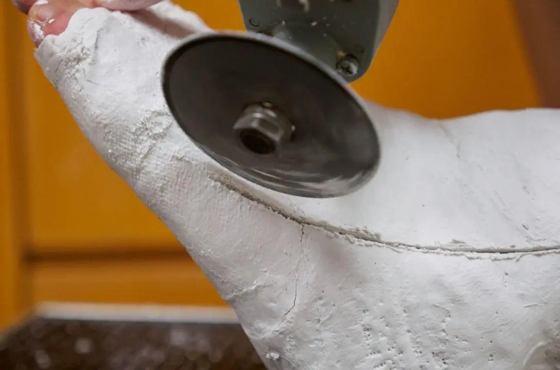 Por que os cortadores de gesso não cortam a pele?