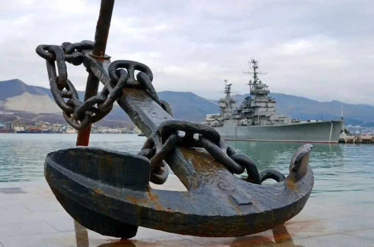 Por que os navios lançam âncoras no oceano?