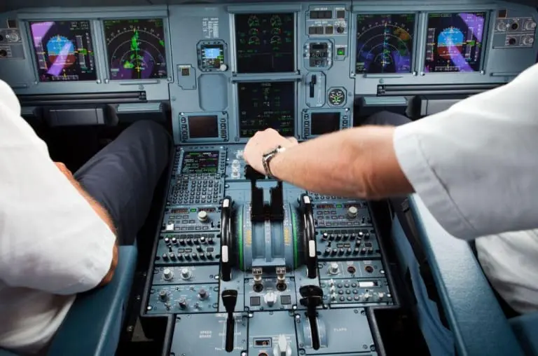 Porque os pilotos de avião ganham tanto dinheiro?