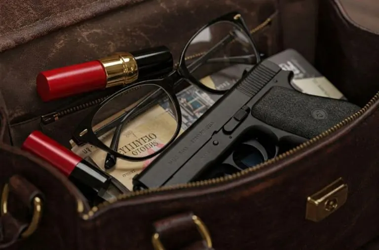 Porte de arma para mulheres com medida protetiva foi aprovada em comissão