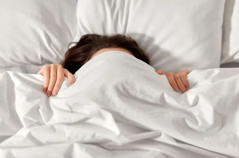 Preguiça ou clinomania? Entenda o desejo de não sair da cama