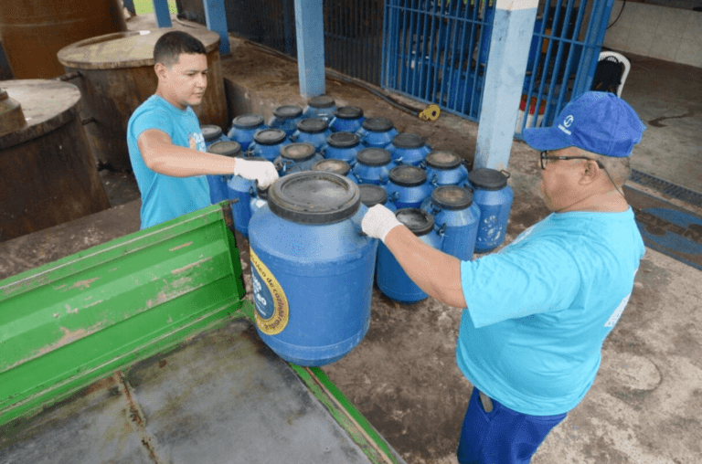 Programa da Saneago ajuda a preservar o meio ambiente com o descarte consciente de óleo