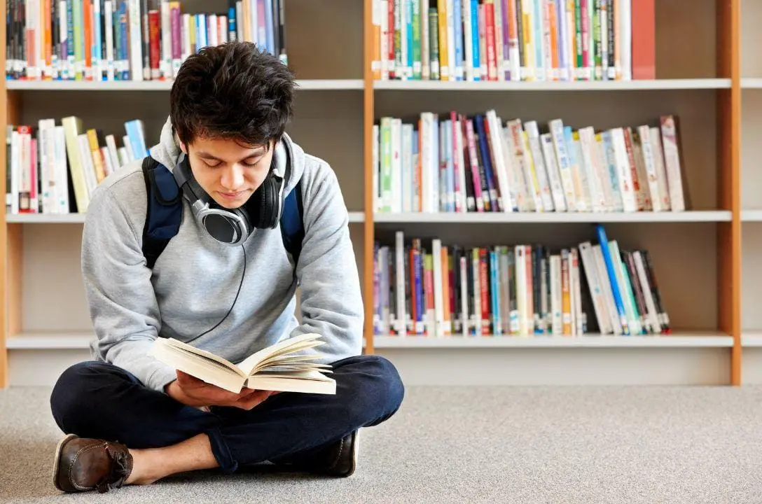 Proibição de celulares aumenta presença de alunos nas bibliotecas