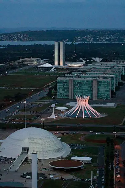 QUAIS PAÍSES TÊM AS CAPITAIS MAIS DISTANTES DO LITORAL?