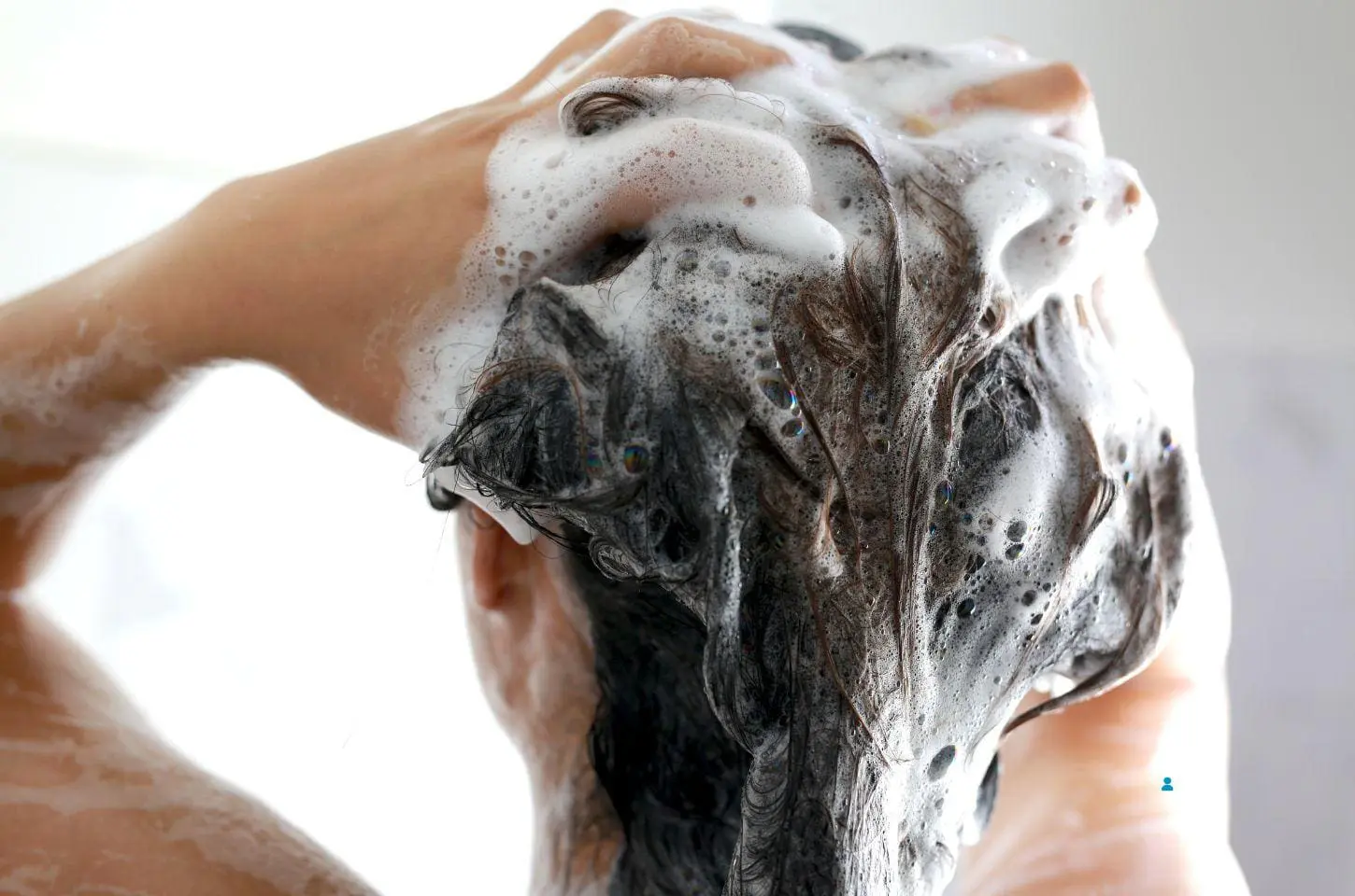 Qual a frequência certa pra lavar o cabelo? Descubra o que os especialistas dizem