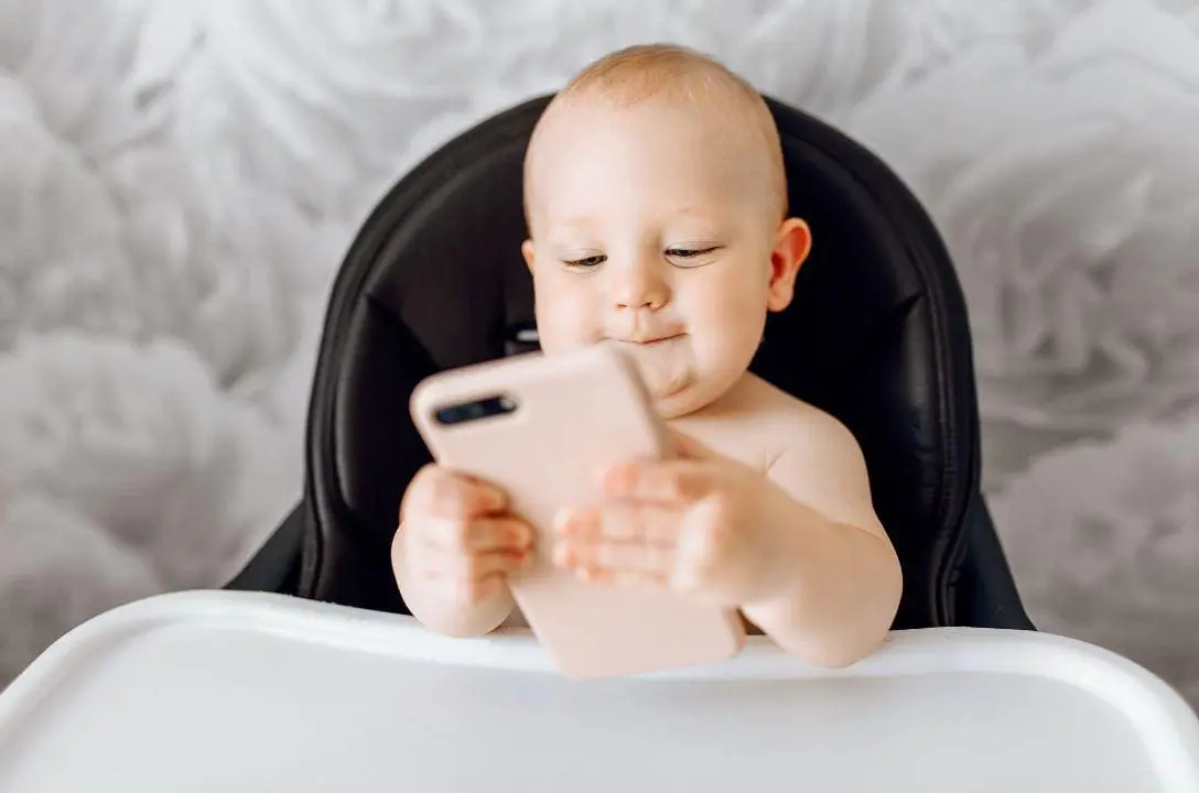 Qual a idade certa para dar um celular a uma criança