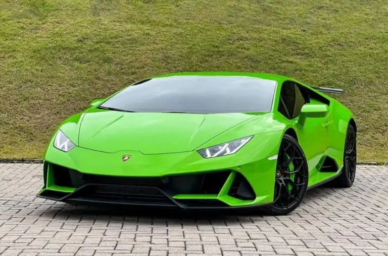 Qualquer um deveria poder dirigir um carro superesportivo?