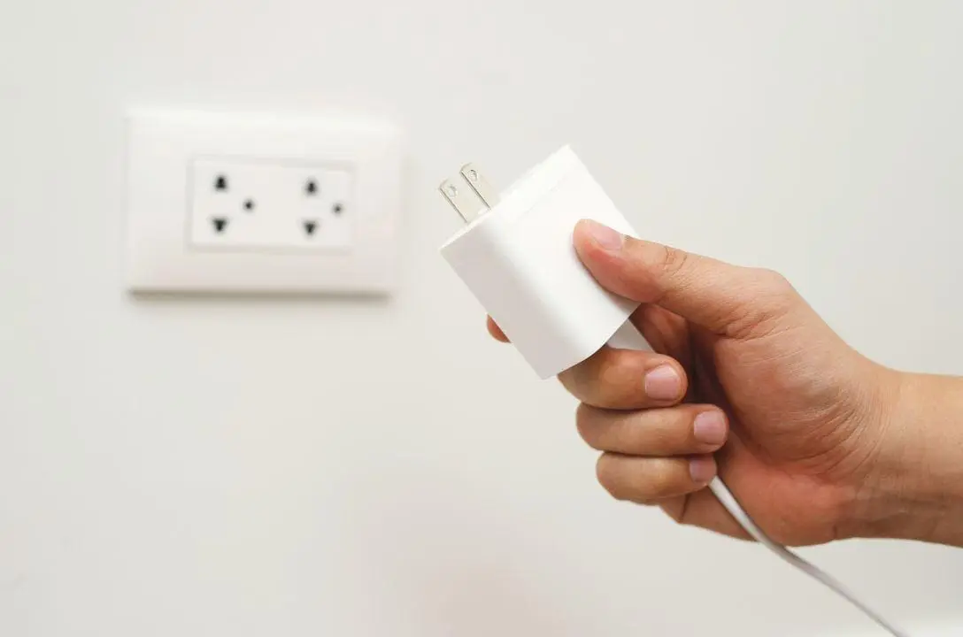 Quando chove tem que tirar os eletrônicos da tomada?