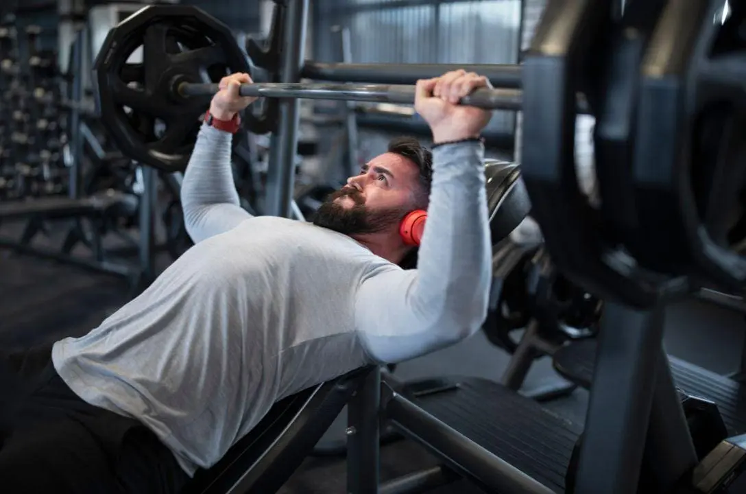 Quem levanta 100 kg no supino é mais forte que 99% das pessoas?