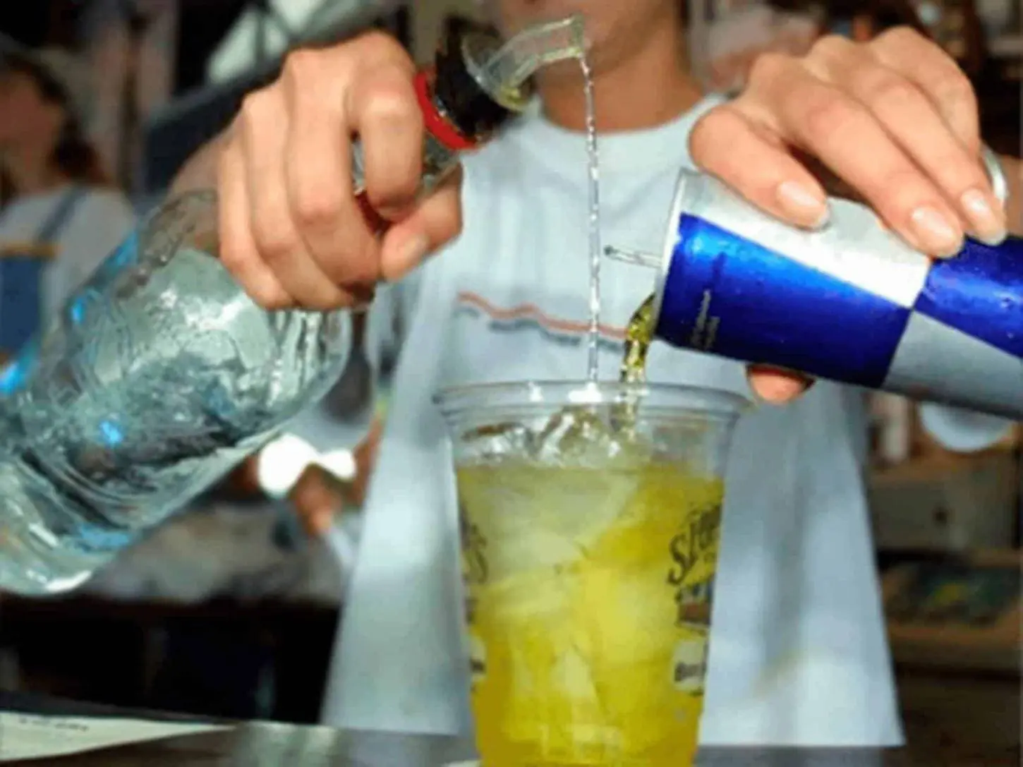 Risco mortal - Os perigos de misturar álcool com energético
