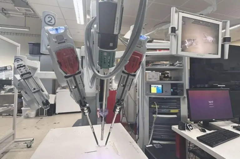 Robô fez cirurgia sem interferência humana pela primeira vez