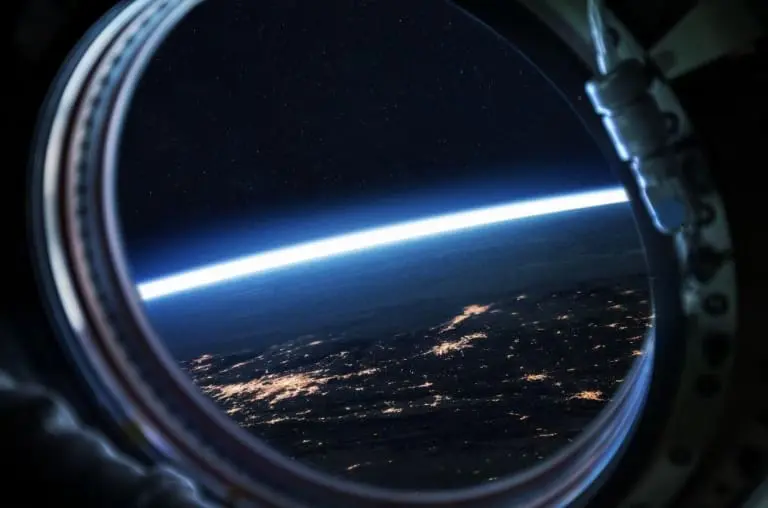 Saiba mais sobre os dois astronautas que estão presos no espaço