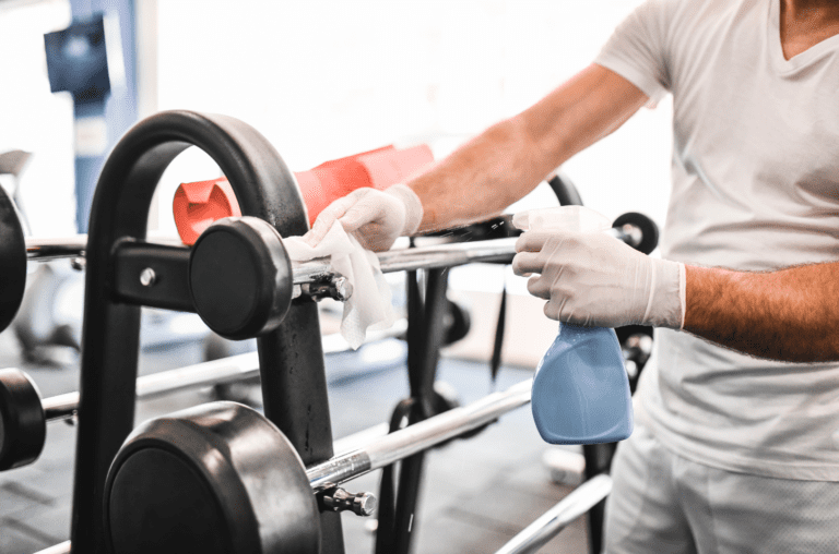 Saiba quais são os aparelhos mais sujos da academia e o que você precisa saber para se cuidar