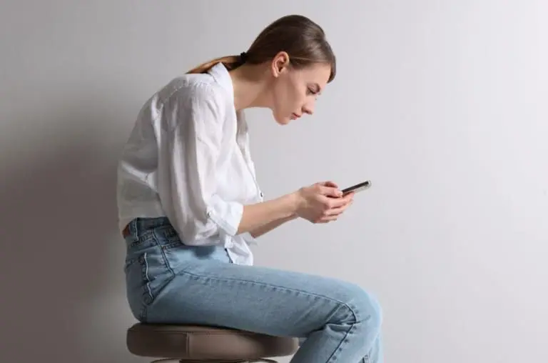 Se liga na postura! Uso do celular por muito tempo pode causar dor crônica no pescoço