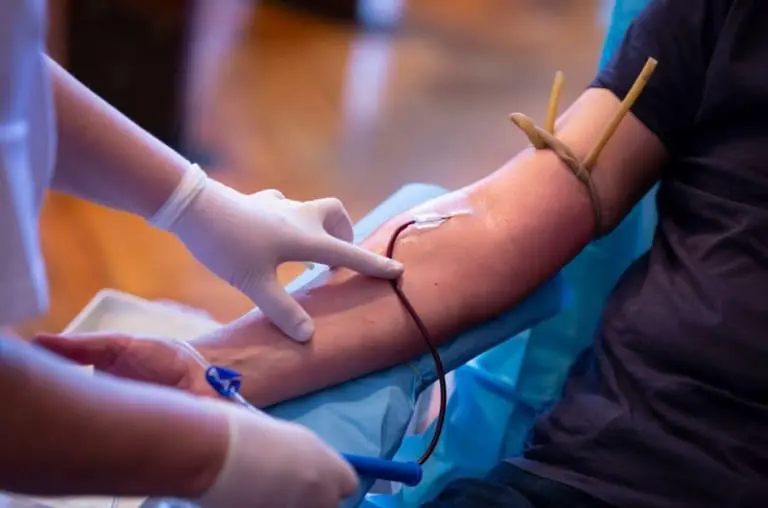 Se o sangue é vermelho, por que as veias são azuis? Entenda o motivo