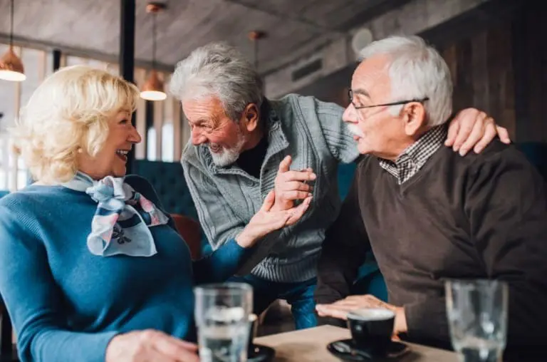 Ser bilíngue pode retardar manifestações do Alzheimer, indica estudo canadense