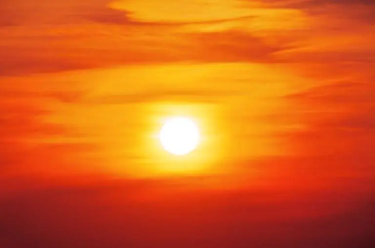 Sol alaranjado e a Lua vermelha revelam um alerta preocupante para a humanidade
