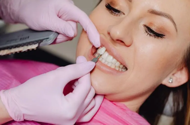Tome cuidado com os dentes de porcelana