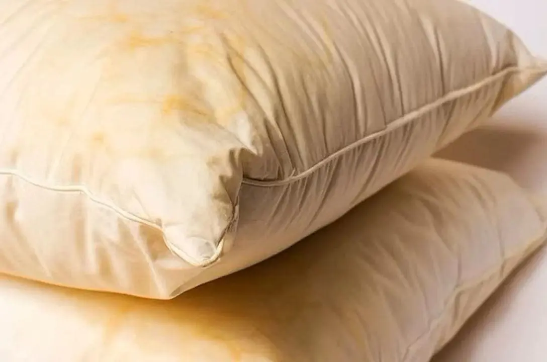 Travesseiro amarelado? Descubra como limpar e evitar manchas