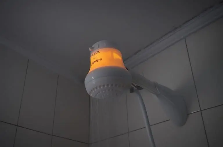 Trocar a temperatura com o chuveiro ligado pode ser fatal