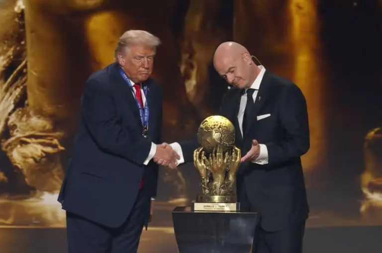 Trump recebe o primeiro FIFA Peace Prize no sorteio da Copa