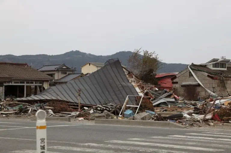 Tsunami e tremor de 7.6 levam Japão ao alerta total