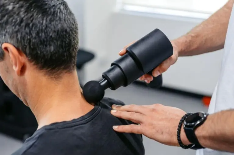 Usar pistola de massagem no pescoço pode causar AVC?