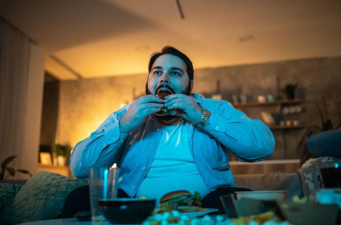 Veja o que acontece com seu corpo quando você janta muito tarde