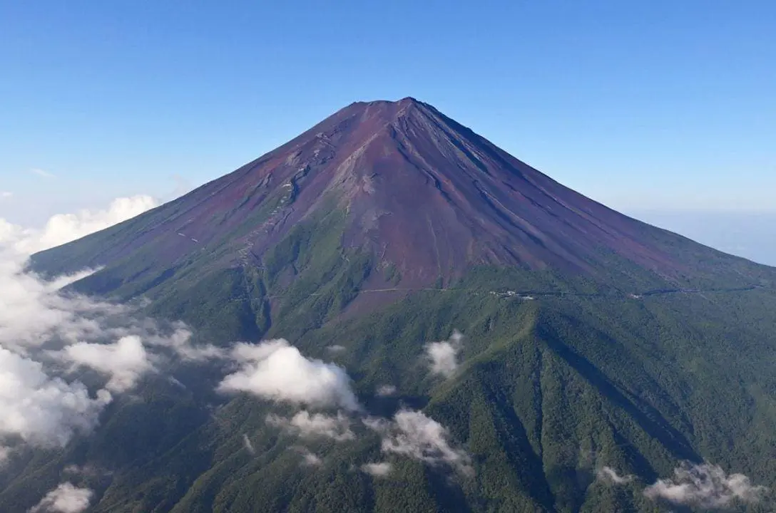 Verão recorde deixa Monte Fuji sem neve pelo maior período em 130 anos. A culpa é das mudanças climáticas?