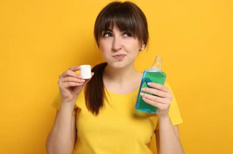 Você realmente precisa de enxaguante bucal? Para que ele serve?