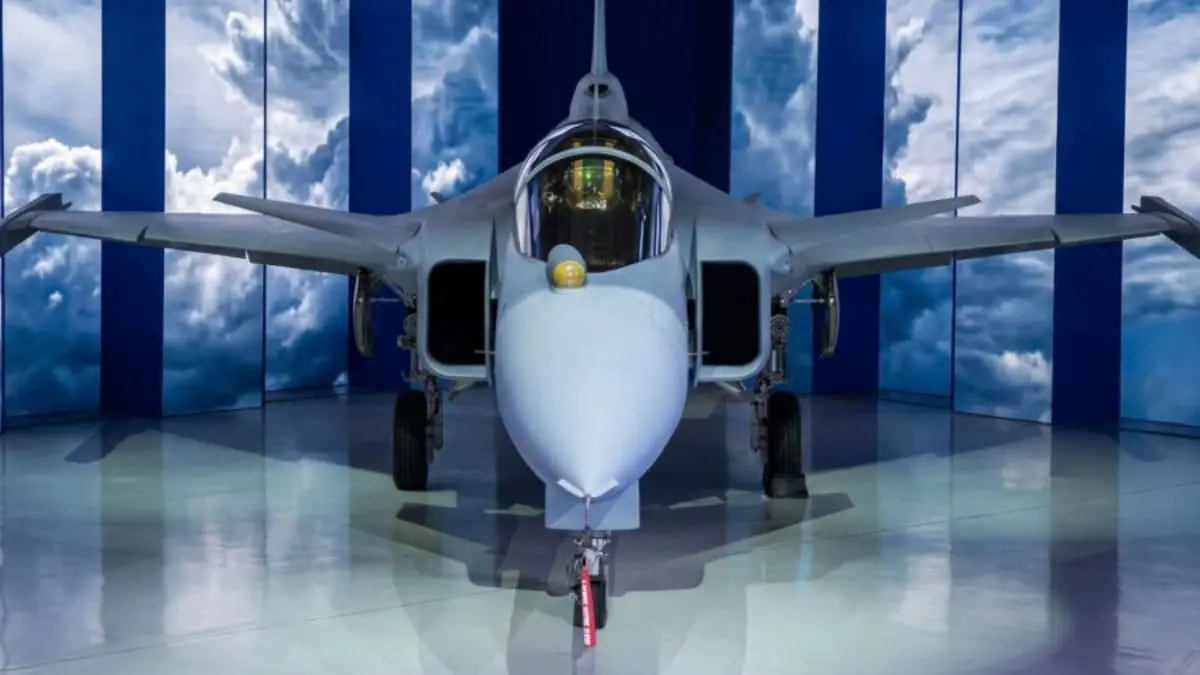Como é o primeiro caça supersônico montado no Brasil? O F-39E Gripen tem 15,2 metros de comprimento, 8,6 metros de envergadura e peso máximo de decolagem de 16.500 quilos