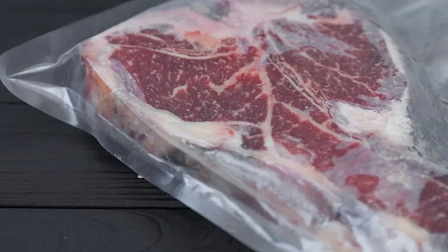Carne a vácuo com mau cheiro é normal? Saiba o que fazer O consumidor avalia basicamente dois pontos na hora da compra: embalagem intacta e validade
