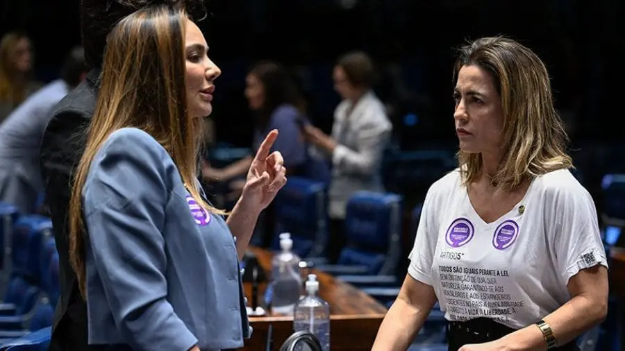 O que é misoginia? Entenda a lei aprovada no Senado Ana Paula Lobato, autora, e Soraya Thronicke, relatora, na discussão do projeto Foto: Carlos Moura/Agência Senado