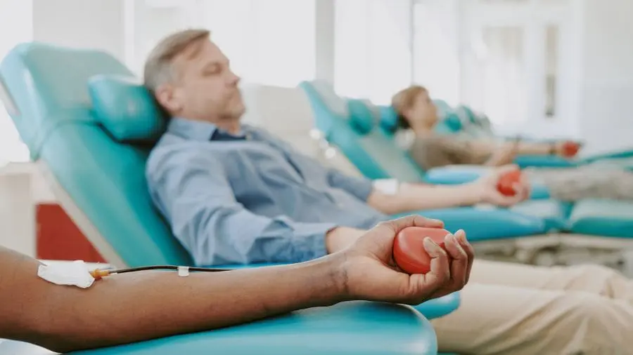 Estadunidenses vendem sangue para fazer extra e enfrentar crise Hoje, estadunidenses vendem sangue como forma de complementar renda e atravessar um cenário econômico sufocante