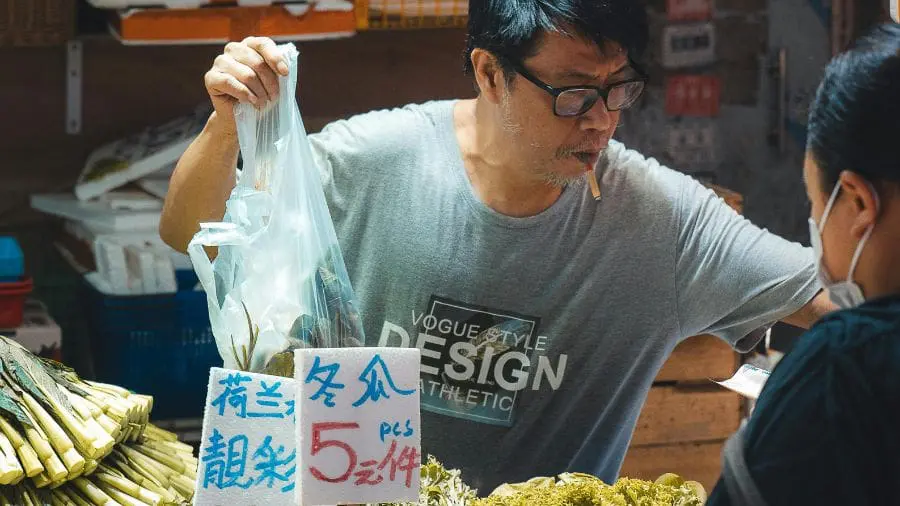 Hong Kong tem maior consumo de carne e alta expectativa de vida Em Hong Kong, viver mais não parece ser resultado de uma única escolha alimentar, mas de um estilo de vida inteiro
