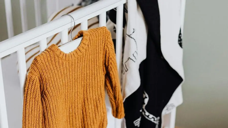 Pode lavar roupa de bebê na máquina? Qual o jeito certo? Uma lavagem errada pode deixar resíduos de sabão, provocar irritações e até desgastar peças delicadas