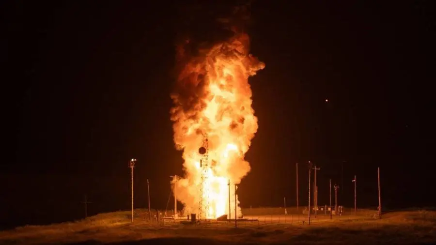 EUA testam míssil nuclear em meio à guerra com o Irã