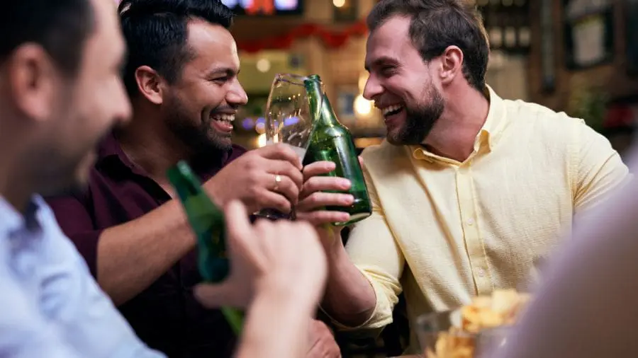 Sair com amigos duas vezes por semana faz bem pra sua saúde Quando você decide sair com amigos, seu corpo reage de formas que vão muito além do emocional