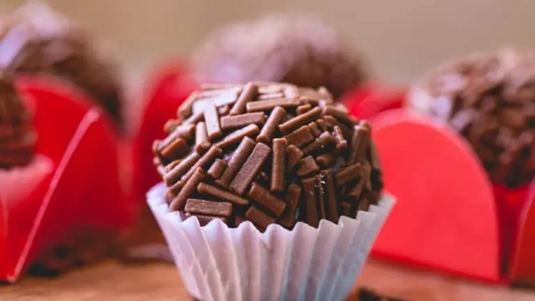 Por que dá vontade de comer doce após refeições?