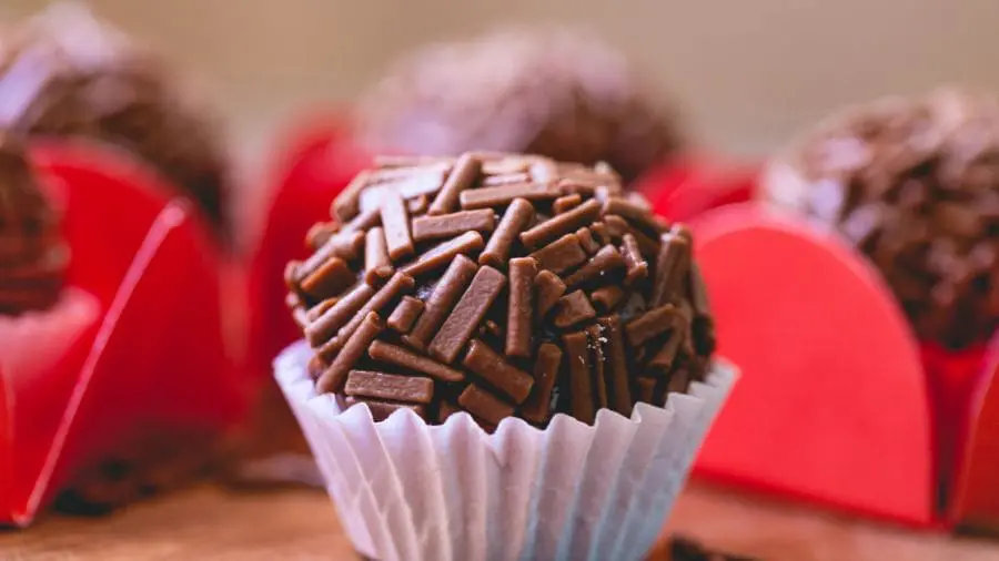 Por que dá vontade de comer doce após refeições?