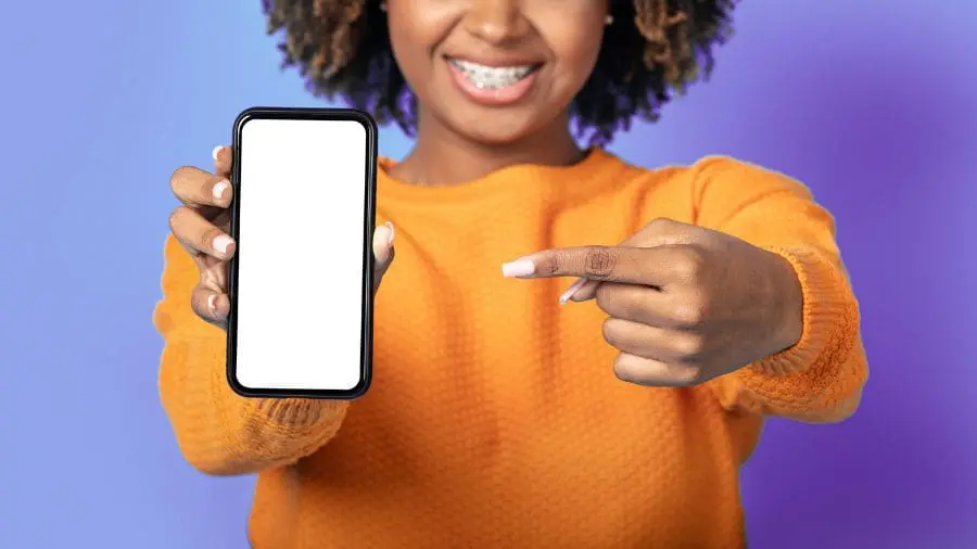 A maioria dos smartphones utiliza telas capacitivas, que dependem da eletricidade natural presente no corpo humano